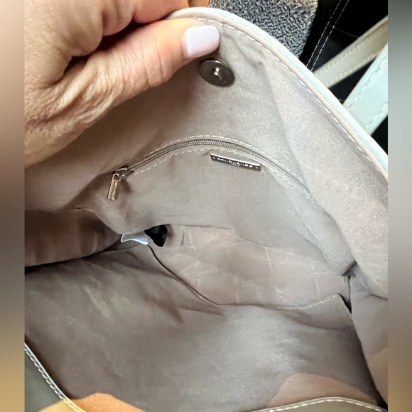 DAVID JONES Vegan leather tote bag in light grey. - Picture 8 of 9